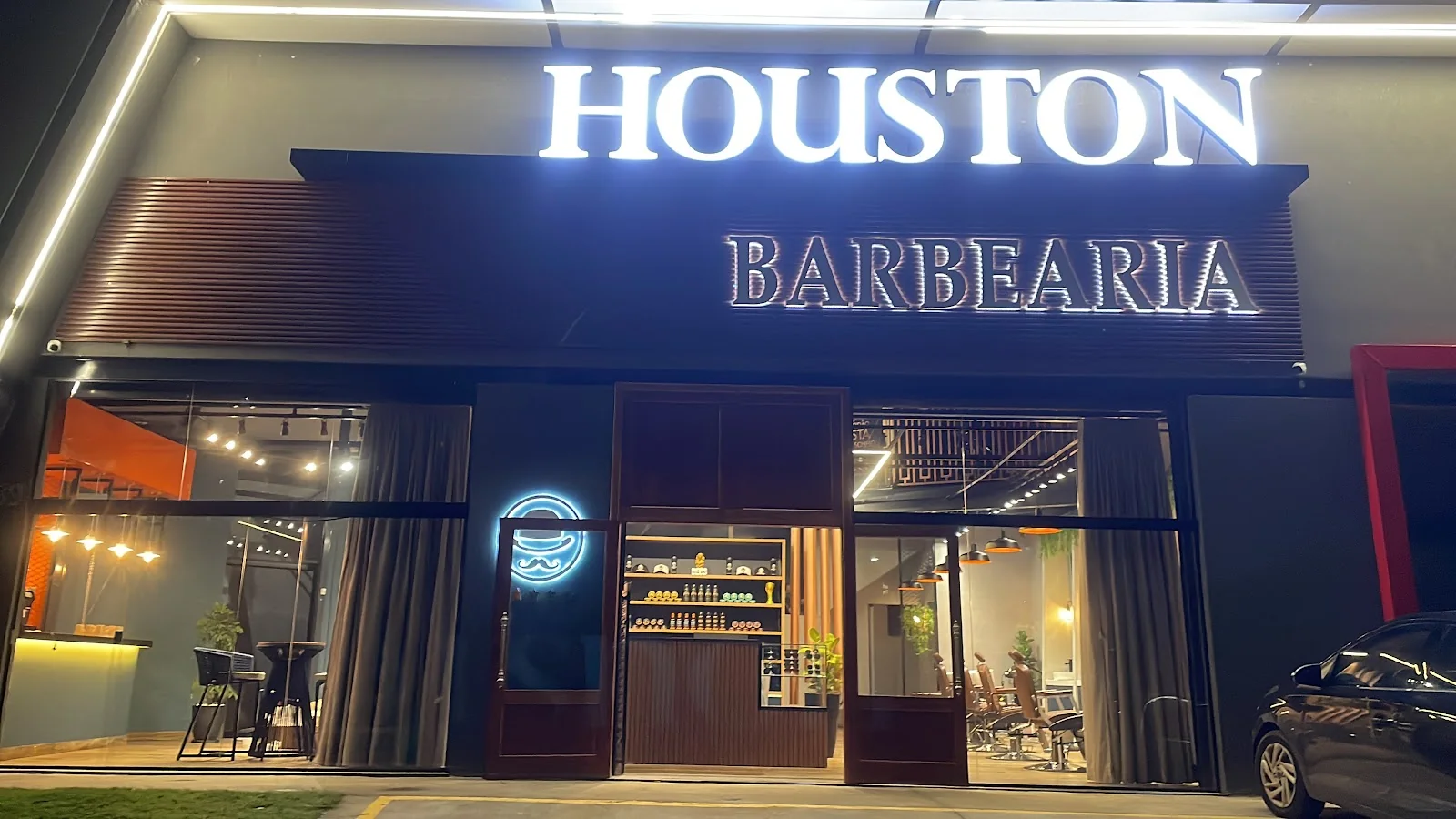 Fachada iluminada da Houston Barbearia na unidade Senhora das Graças.